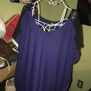 Cute top with mesh sleeves